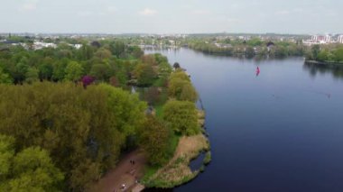 Hamburg 'daki Alster Nehri' ndeki Alster Parkı.