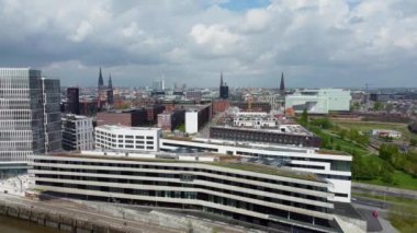 Hamburg 'daki modern liman şehri üzerinde hava manzarası HAMBURG, GERMANY - 10 Mayıs 2021