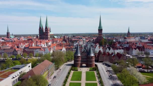 Berömda Holsten Gate i staden Lubeck Tyskland — Stockvideo