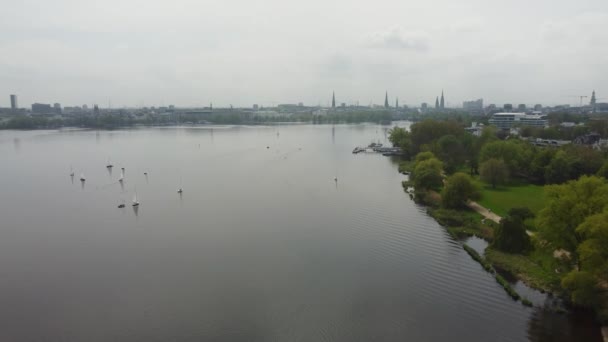 Alster Park en el lago River Alster en Hamburgo desde arriba — Vídeo de stock