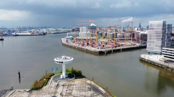 Vista aérea sobre o moderno bairro de Harbour City, em Hamburgo, no porto — Vídeo de Stock