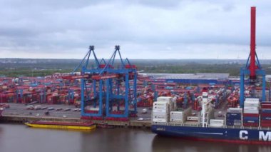 Hamburg Limanı 'ndaki konteyner terminali - HAMBURG, Almanya - 10 Mayıs 2021