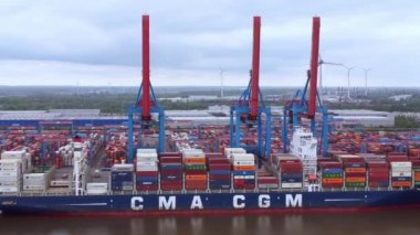 Hamburg limanındaki Altenwerder konteyner terminali - hava manzaralı - HAMBURG, GERMANY - 10 Mayıs 2021