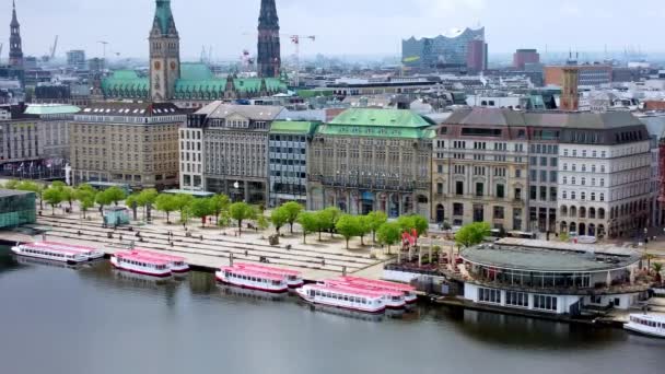 Hamburg 'un güzel şehir merkezi ve Alster Nehri Gölü - HAMBURG, GERMANY - 10 Mayıs 2021 — Stok video
