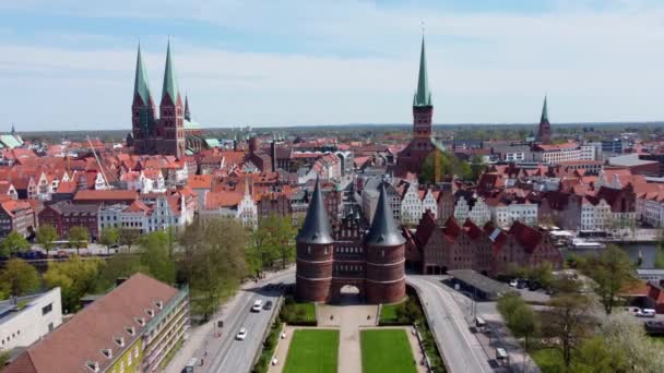 Berömda Holsten Gate i staden Lubeck Tyskland — Stockvideo