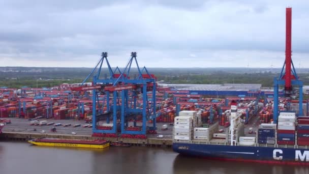 Terminal kontenerowy w porcie w Hamburgu - HAMBURG, NIEMCY - MAJ 10, 2021 — Wideo stockowe