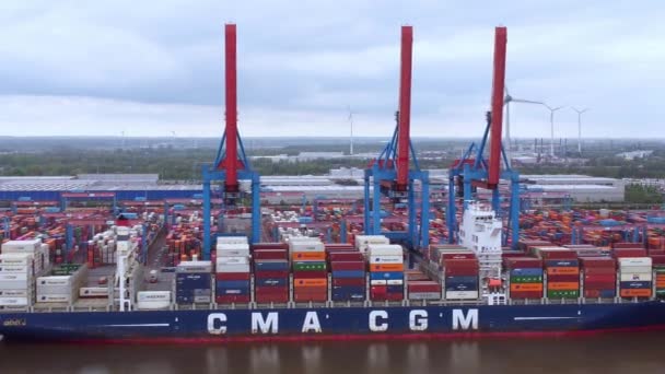 Containerterminal Altenwerder im Hamburger Hafen - Luftaufnahme - HAMBURG, DEUTSCHLAND - 10. Mai 2021 — Stockvideo