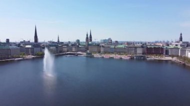 Hamburg şehir merkezindeki Alster Gölü 'ndeki ünlü çeşme - HAMBURG, GERMANY - 10 Mayıs 2021