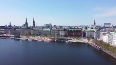 Hamburg 'un güzel şehir merkezinde Alster Nehri Gölü