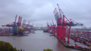 Hamburg Limanı 'ndaki konteyner terminali - HAMBURG, Almanya - 10 Mayıs 2021