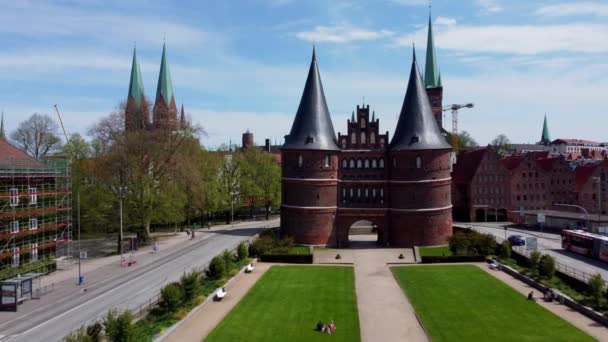 Lubeck Almanya 'sındaki ünlü Holstentor - HAMBURG, Almanya - 10 Mayıs 2021 — Stok video