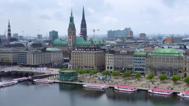 Hamburg 'un güzel şehir merkezinde Alster Nehri Gölü — Stok video