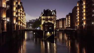 Geceleyin Hamburg 'daki tarihi depo bölgesi - seyahat fotoğrafçılığı