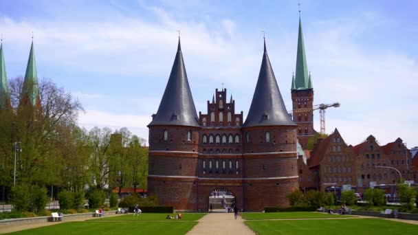 Famous Holsten Gate City Lubeck Γερμανία Ταξιδιωτικές Φωτογραφίες — Αρχείο Βίντεο