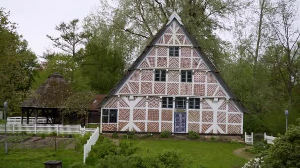 北ドイツのスタッドの街の典型的な古い土地の家 旅行写真 — ストック動画