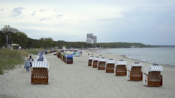 Koszyki Plażowe Nad Morzem Bałtyckim Zdjęcia Wakacji — Wideo stockowe