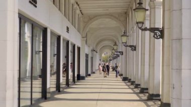 Hamburg şehrindeki güzel Alster Çarşıları Alsterarkaden - HAMBURG, GERMANY - 10 Mayıs 2021