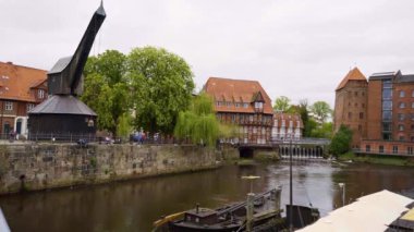 Luneburg Almanya 'nın tarihi şehrindeki eski vinç - seyahat fotoğrafçılığı