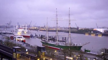 Geceleri Hamburg 'un güzel limanı - seyahat fotoğrafçılığı