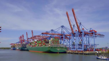 Hamburg Limanı 'ndaki Burchardkai Konteyner Terminali HAMBURG, GERMANY 10 Mayıs 2021