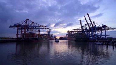 Etkileyici Hamburg Limanı devasa konteynır terminalleriyle - seyahat fotoğrafçılığı
