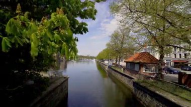 Lubeck Almanya 'sındaki Trave Nehri - seyahat fotoğrafçılığı