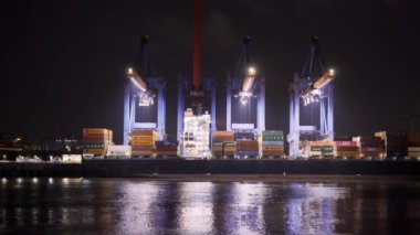 Geceleri devasa konteynır terminalleriyle etkileyici Hamburg Limanı - seyahat fotoğrafçılığı