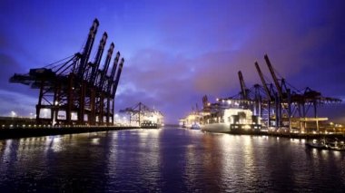 Geceleri devasa konteynır terminalleriyle etkileyici Hamburg Limanı - seyahat fotoğrafçılığı