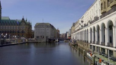 Hamburg şehrindeki güzel Alster Atari Salonları 'na Alsterarkaden deniyor. Seyahat fotoğrafçılığı.