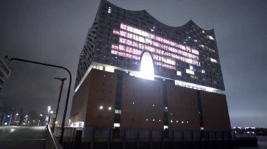 Hamburg Limanı 'ndaki ünlü Elbphilharmonie Konser Salonu HAMBURG, GERMANY - 10 Mayıs 2021