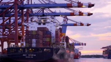 Hamburg Limanı akşam saatlerinde arka ışıkta - HAMBURG, ALMANY - 10 Mayıs 2021