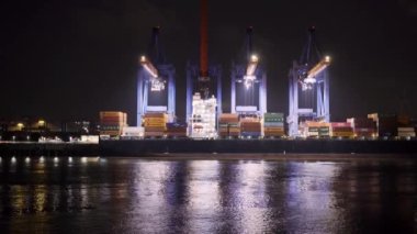 Hamburg 'un etkileyici limanı devasa konteynır terminalleri HAMBURG, GERMANY - 10 Mayıs 2021