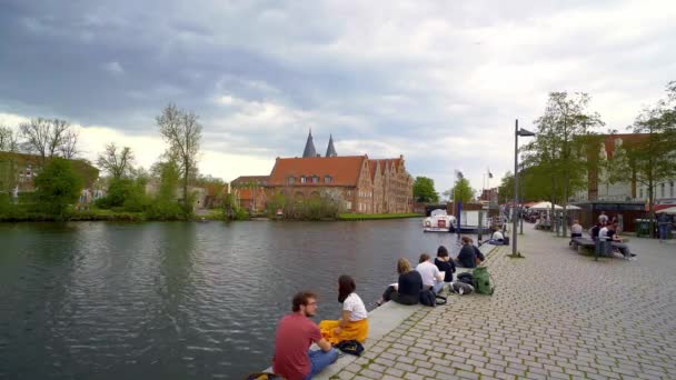 Flodtrafikens Stränder Staden Lubeck Lubeck Tyskland Maj 2021 — Stockvideo