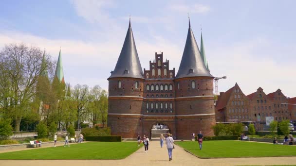 Berühmtes Holstentor Lübeck Deutschland Lubeck Deutschland Mai 2021 — Stockvideo