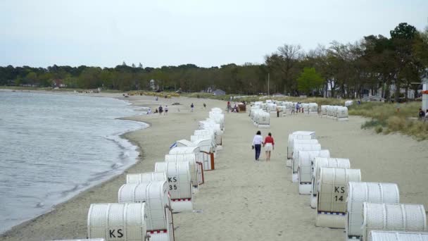 ドイツ ティムメンドルフ ビーチのバルト海のビーチバスケット Lubeck Germany 2021年5月11日 — ストック動画