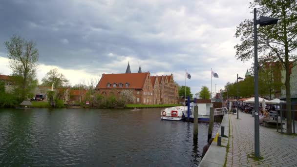 Margens Rio Trave Cidade Lubeck Lubeck Alemanha Maio 2021 — Vídeo de Stock