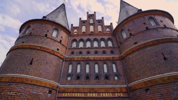 Berömda Holsten Gate Staden Lubeck Tyskland Fotografi — Stockvideo