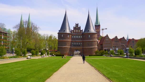 Berömd Holstentor Staden Lubeck Tyskland Lubeck Tyskland Maj 2021 — Stockvideo