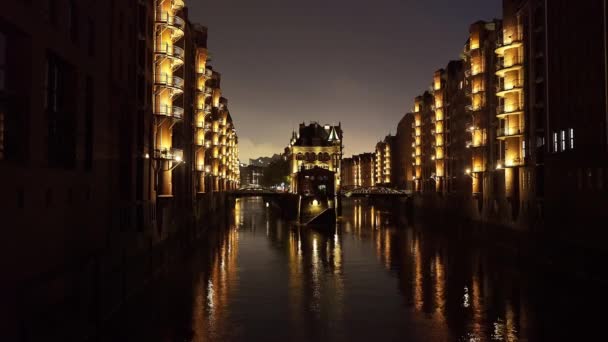 Histórico Distrito Almacenes Ciudad Hamburgo Por Noche Fotografía Viajes — Vídeo de stock