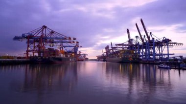 Geceleyin Hamburg Konteynır Terminali - Timelapse - HAMBURG, GERMANY - 11 Mayıs 2021