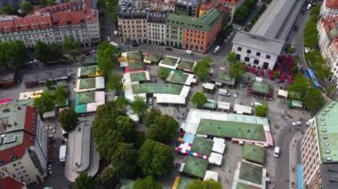 Münih 'teki ana pazar meydanı Viktualienmarkt - yukarıdan görünüm - İHA fotoğrafçılığı