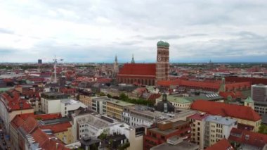 Münih Almanya şehri - tipik hava görüntüsü - insansız hava aracı fotoğrafçılığı