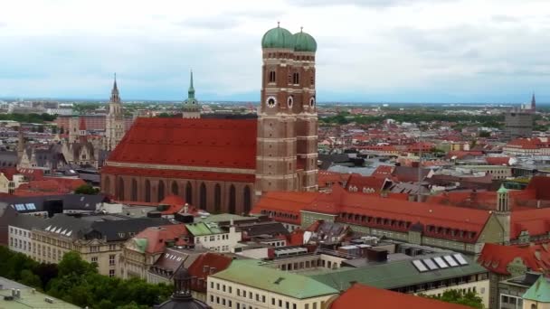 Igreja Mais Famosa Munique Catedral Frauenkirche Bairro Histórico Vista Aérea — Vídeo de Stock