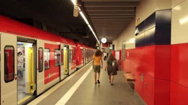 Şehir merkezindeki Münih metro istasyonu - MÜZİK, GERÇEK - 03 Haziran 2021