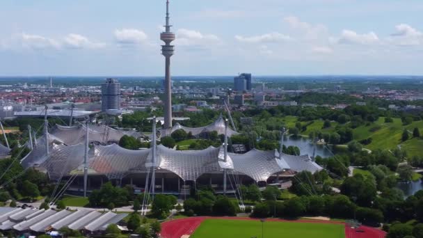 ミュンヘンオリンピック公園のオリンピックスタジアム 空中からの眺め ドローン撮影 ミュンヘン ドイツ 2021年6月3日 — ストック動画