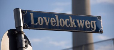 BMW merkezindeki sokak tabelası Münih Lovelock Weg - MUNICH, GERMANY ŞEHRİ - 03 Haziran 2021