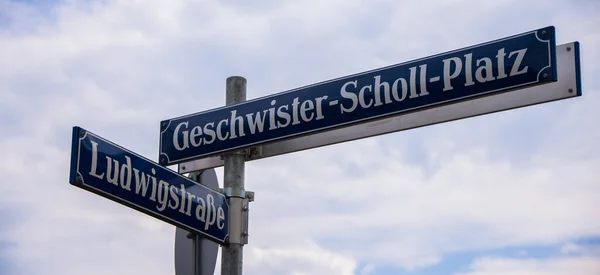 Utcai felirat Münchenben Geschwister Scholl Platz - MUNICH városa, NÉMETORSZÁG - 2021. június 03. — Stock Fotó