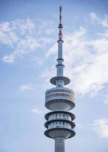 Wieża telewizyjna w Parku Olimpijskim Monachium - Miasto MUNICH, NIEMCY - czerwiec 03, 2021 — Zdjęcie stockowe