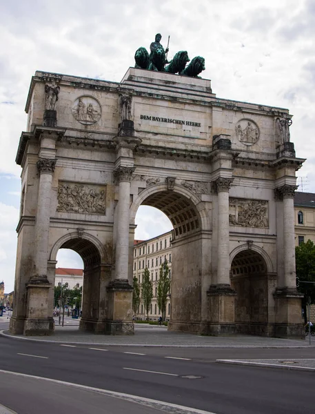 Victory Gate in Munich at Ludwig street - CITY OF MUNICH, ALEMANIA - 03 DE JUNIO DE 2021 — Foto de Stock