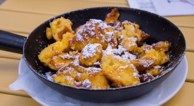 Kaiserschmarrn adlı Bavyera yemeği - gezi fotoğrafçılığı - şehir fotoğrafçılığı